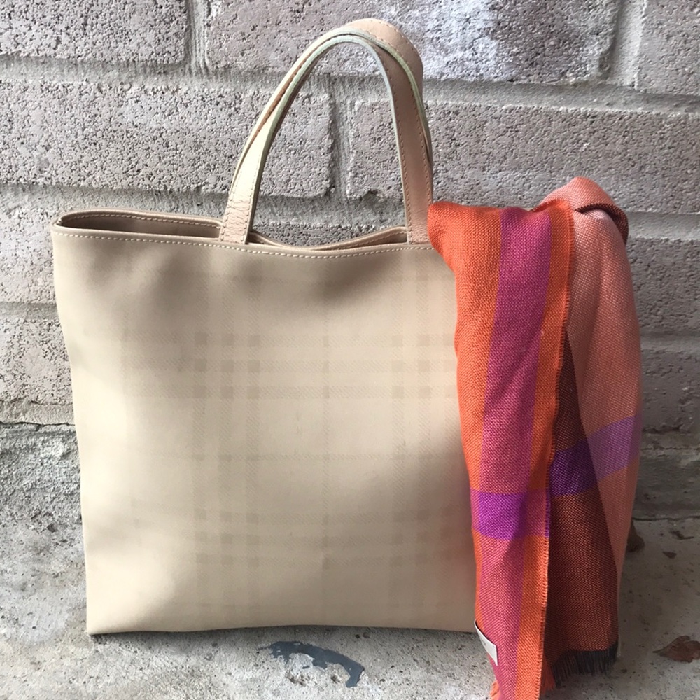 Burberry Nova-Check Tote - Picture 3 of 14